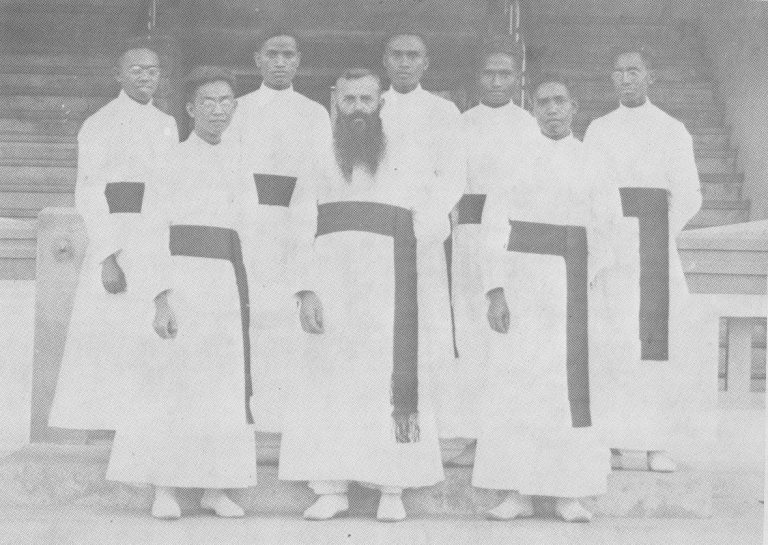 07. P. Koemeester dgn novis angkatan pertama 1933 (2)